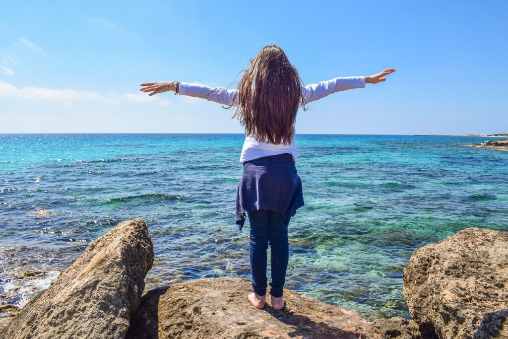 girl, sea, horizon-2193272.jpg